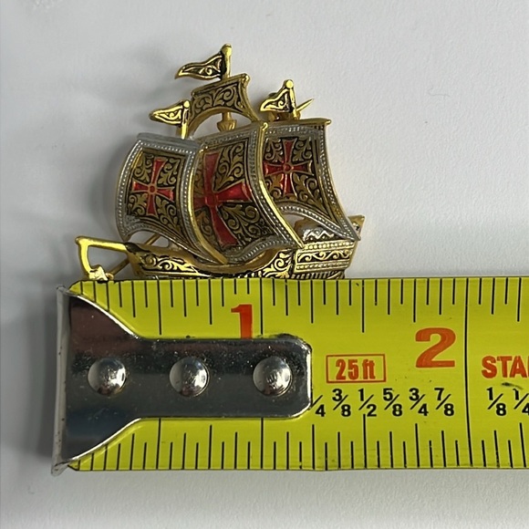 Men's Brooch Pin Gold Tone Boat Red Knights Templar Cross 3D Spanish Discovery - Picture 8 of 9